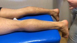 Наложение кинезио тейпа на икроножные мышцы.