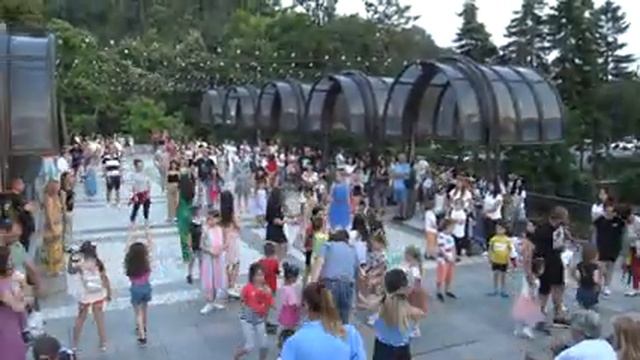 Благоевград танцува на открито за пореден път - Част 2 смотреть онлайн