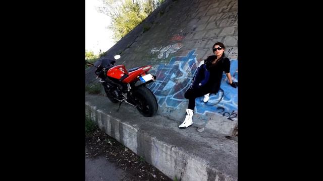 Yamaha R1 Burnout with a beautiful girl смотреть онлайн