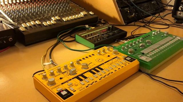 Behringer TD-3 and RD-6 live programming - The Acid Pattern Challenge смотреть онлайн