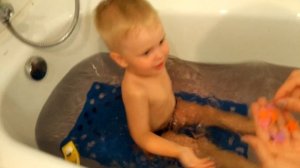 Ребенок балуется с водой! Веселые игры в ванной для детей Entertainment for children Bath time