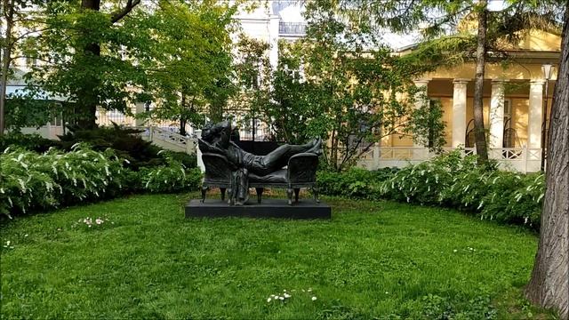 Москва. Прогулка по усадебному саду музея А.С.Пушкина на Пречистенке (май 2022 года) смотреть онлайн