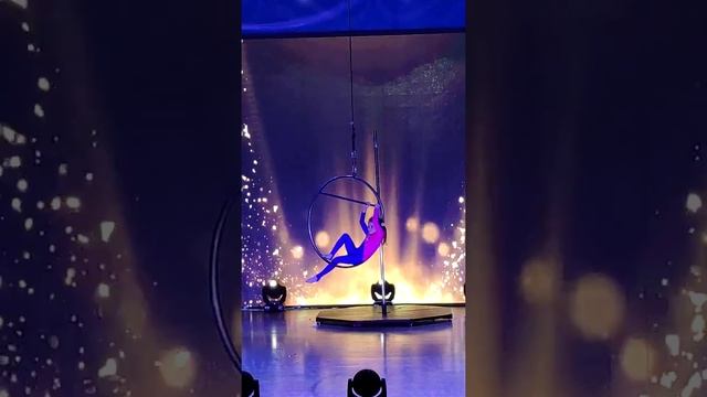 Гимнастический танец на воздушном кольце смотреть онлайн