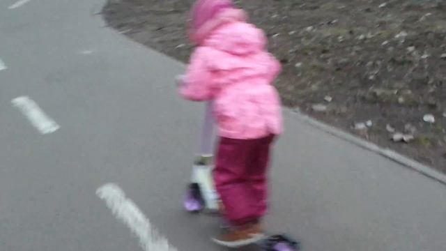 На площадке с Кирой на двухколесном самокате(3) смотреть онлайн