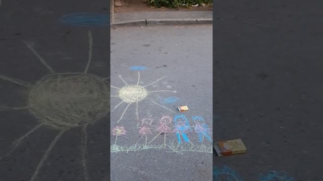 ?????? РИСУЕМ МЕЛКАМИ НА АСФАЛЬТЕ. ДЕТСКОЕ ТВОРЧЕСТВО РИСОВАНИЕ. смотреть онлайн