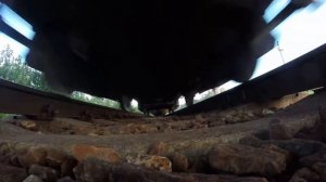 Электропоезд ЭД4М-0461 приезжает на платформу Запрудня, камера под электропоездом