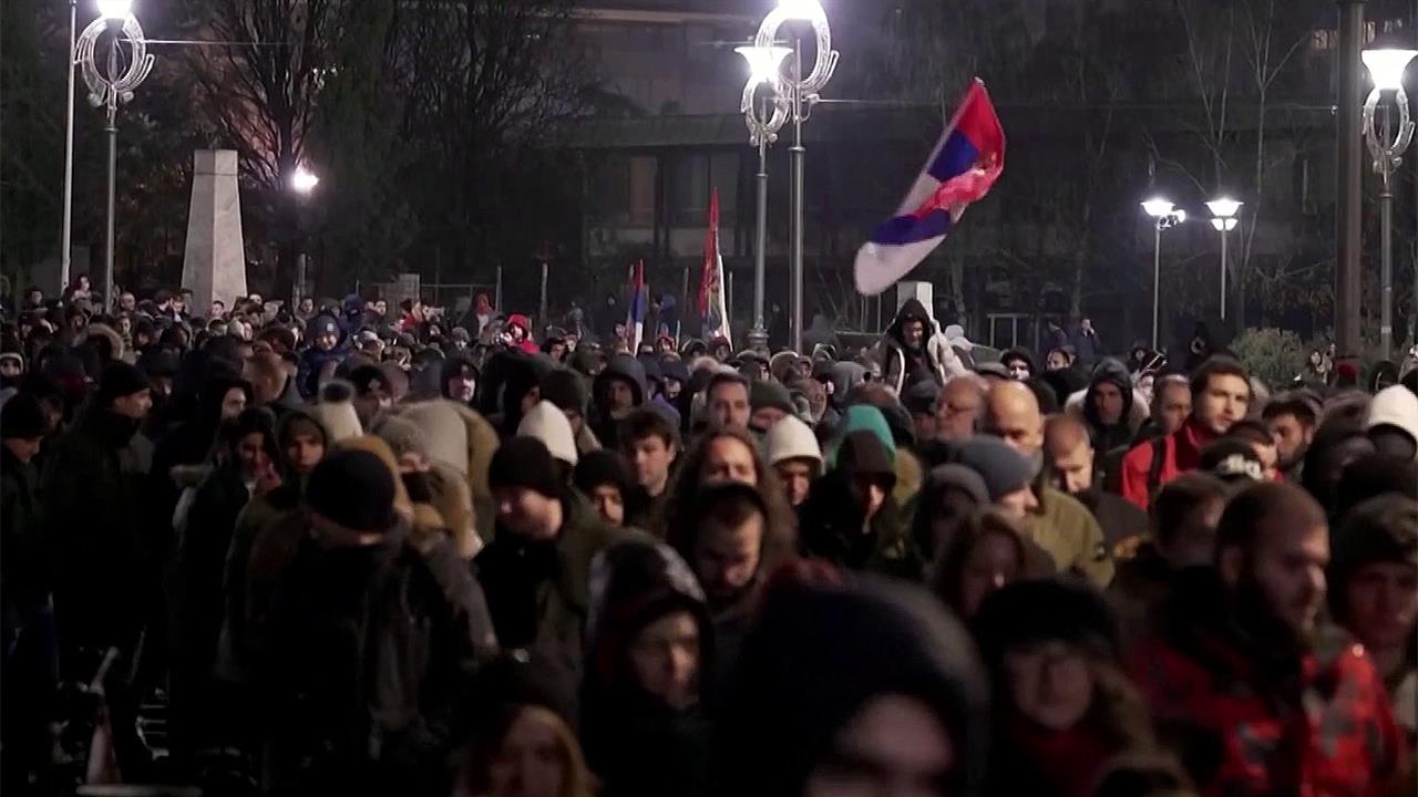 Массовая акция протеста проходит в Белграде смотреть онлайн