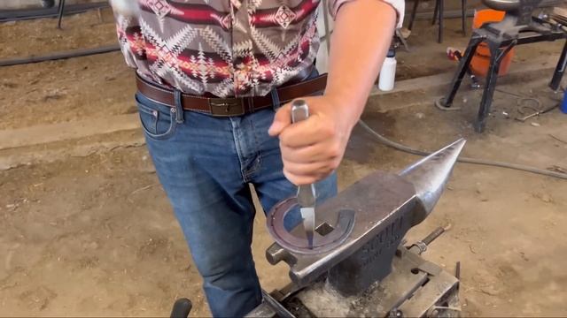 RANCH HORSE gets CUSTOM HORSESHOES смотреть онлайн