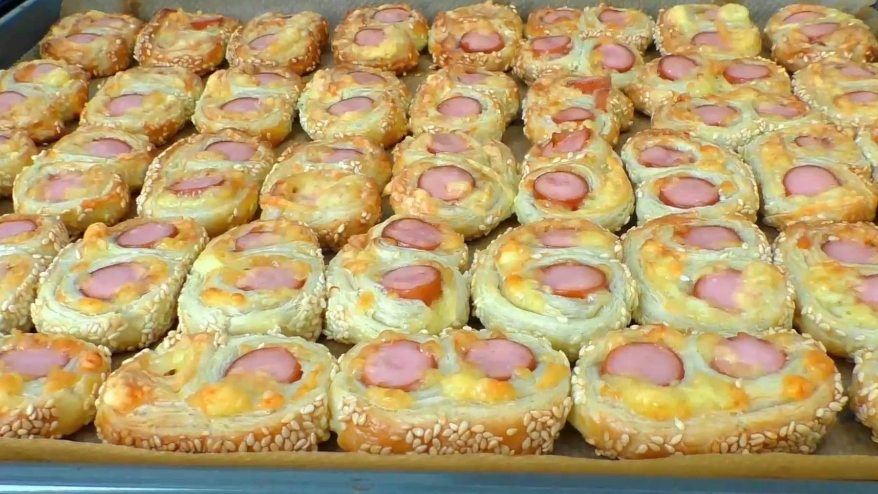 Сосиски в тесте с сыром, готовятся быстро и съедаются моментально!