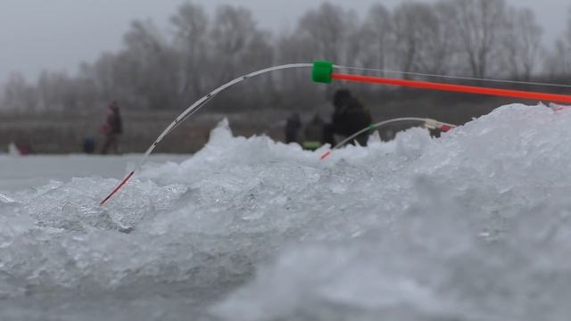 Ловля КАРАСЯ зимой со льда. смотреть онлайн