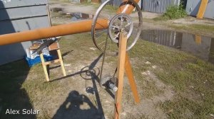 Ветрогенератор ветряк 3 лопасти из пластиковой трубы с мотором от ручного генератора.