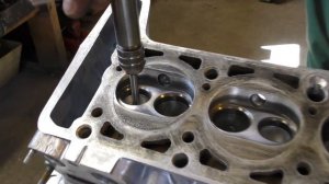 Восстановление направляющих втулок клапанов методом накатки.