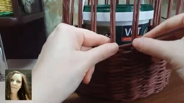 КОРЗИНА С ДЕРЕВЯННОЙ РУЧКОЙ из газетных трубочек