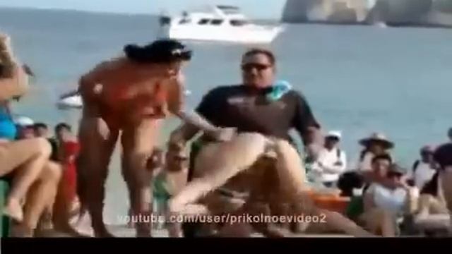 Девушки на пляже! Лучшие приколы! смотреть онлайн