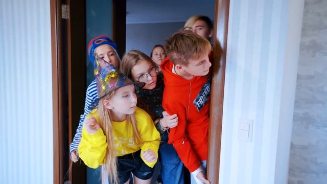 БОГАТЫЕ ШКОЛЬНИКИ ДОВЕЛИ БАБУЛЮ! ТРУДНЫЕ ПОДРОСТКИ УСТРОИЛИ ПРАНК НА ХЭЛЛОУИН! смотреть онлайн