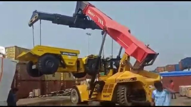 Sany Reach Stacker Shows How to Handley the Atlas Copco Mine Truck Like a pro! смотреть онлайн