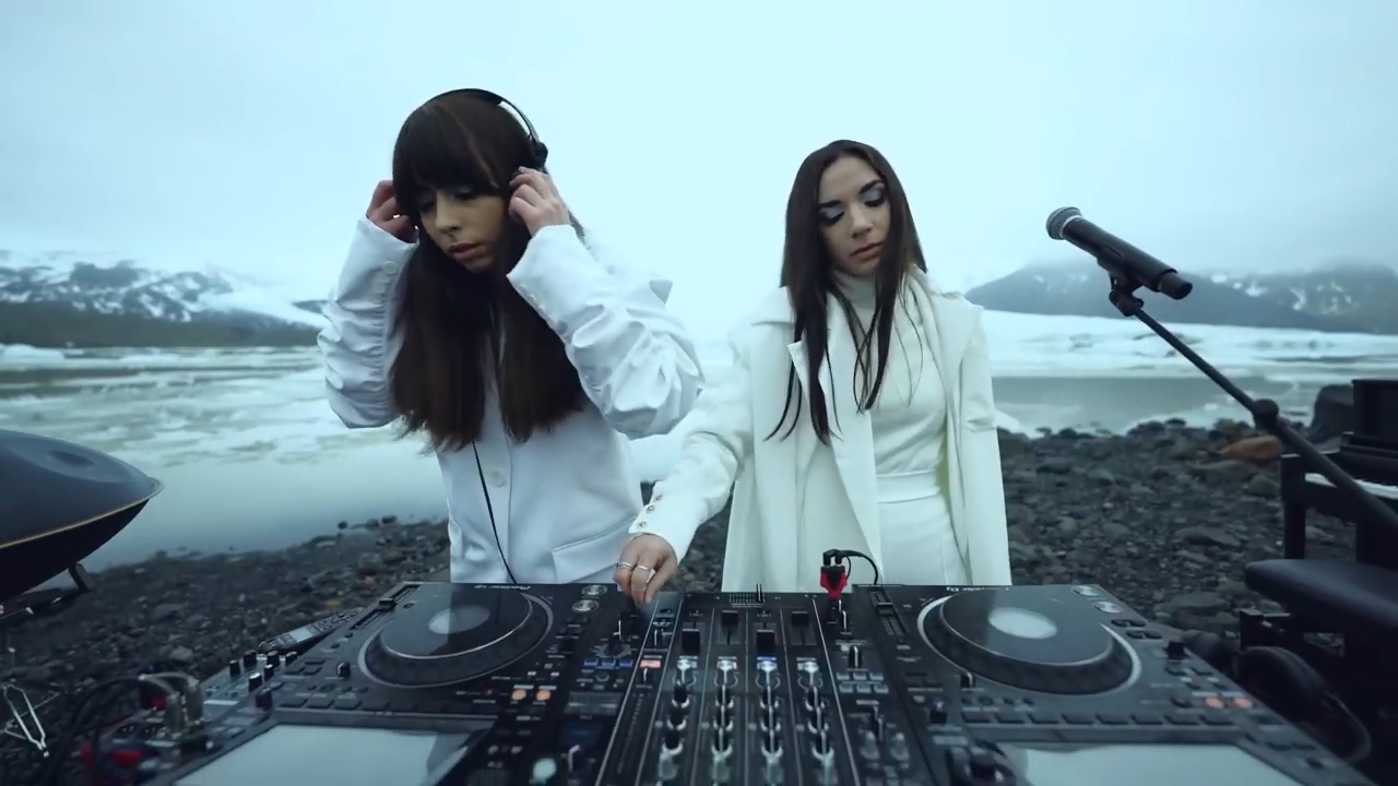 Giolì & Assia - #DiesisLive @Fjallsarlon Glacier Lagoon, Iceland [Handpan Set] смотреть онлайн