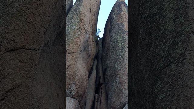 Вниз головой в скальной щели. А вам слабо? смотреть онлайн