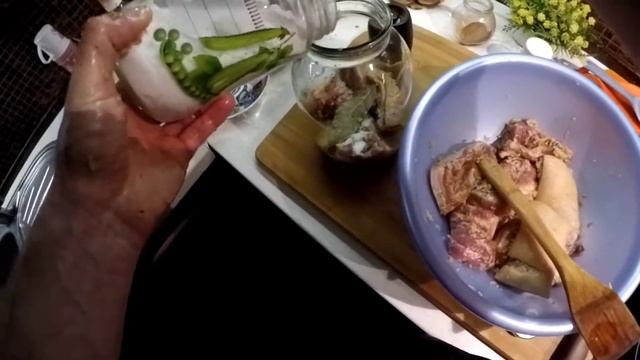 САМАЯ ВКУСНАЯ ЗАСОЛКА САЛА в РАССОЛЕ-ХОЛОДНЫМ СПОСОБОМ. РЕЦЕПТ в БАНКЕ. смотреть онлайн