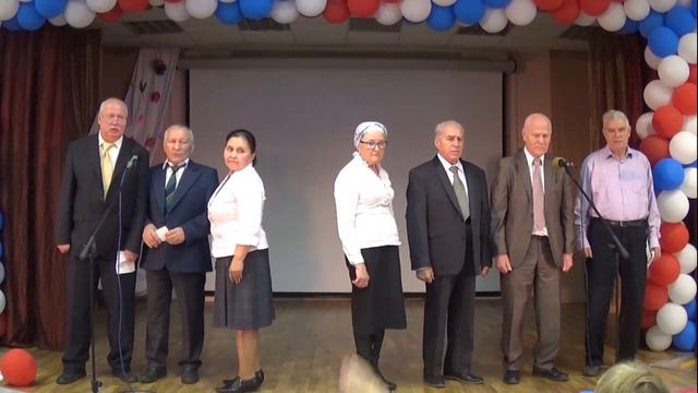 ДОЛГОЛЕТИЕ. Ветераны труда поют перед подрастающим поколением. "Команда молодости нашей". смотреть онлайн