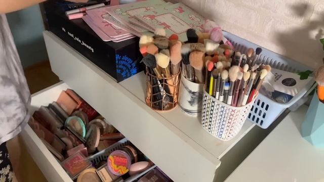 Большое расхламление косметики и уборка в косметике!❤️/Опять выкидываю косметику?/РАСХЛАМЛЕНИЕ!?? смотреть онлайн