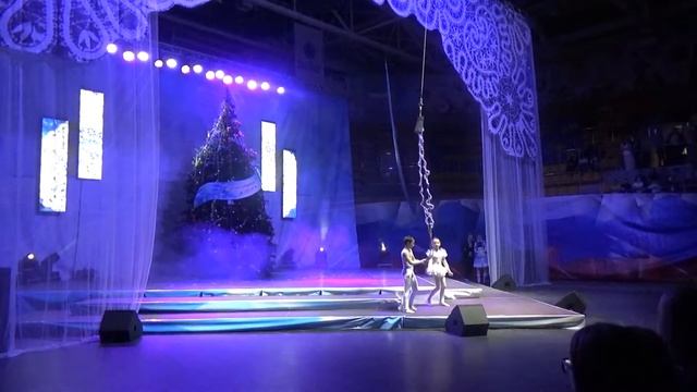 Белый снег - гимнасты под куполом дворца спорта. смотреть онлайн