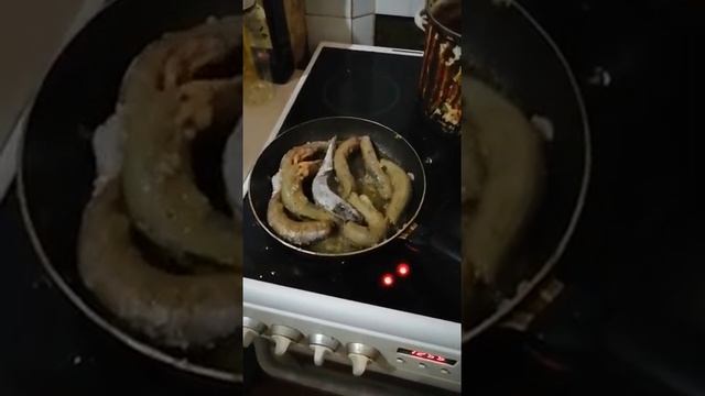 Рыба вьюн живая даже в сковородке. Трэш. Жизнь без головы. Выпотрошена смотреть онлайн