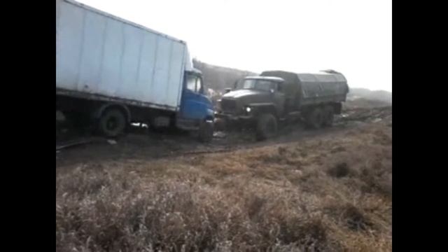 УРАЛ ТАЩИТ ЗИЛ БЫЧОК смотреть онлайн