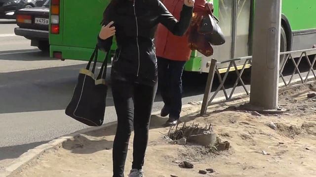 Люди обходят забор по дороге 01354