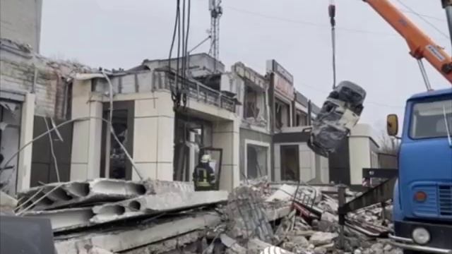 ⚡️В Лисичанске (ЛНР) прилет "Хаймарса" по пекарне. Минимум двое погибших. смотреть онлайн
