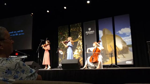 Foto Sisters medley at Creation Museum смотреть онлайн