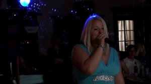 Подруга читает рэп на свадьбе. Очень трогательно.