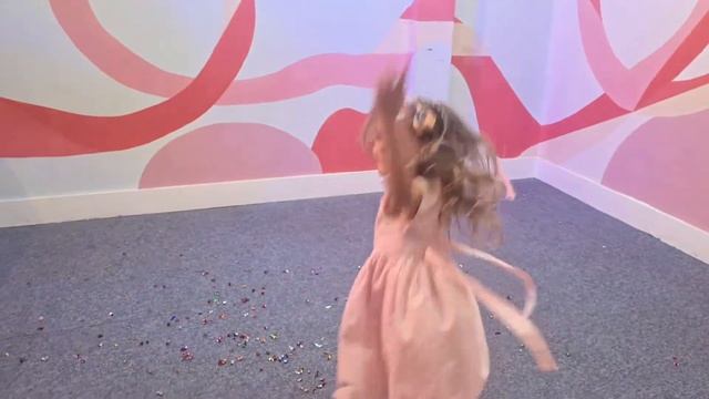 Ника ЗАЖИГАЕТ под песню ХАБИБА Ягода МАЛИНКА? смотреть онлайн