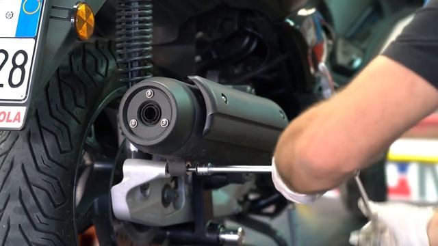 Yamaha XMAX 125 - EasyBlock Scooter Wheel Lock - Installation Video ? смотреть онлайн