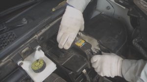 Как снять аккумулятор с Ситроен Берлинго 2