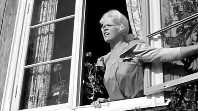 Molchat Doma - Roofs (Music Video) (Lyrics / Sub ESP - ENG) (Active Subs) (Wild Strawberries 1957) смотреть онлайн