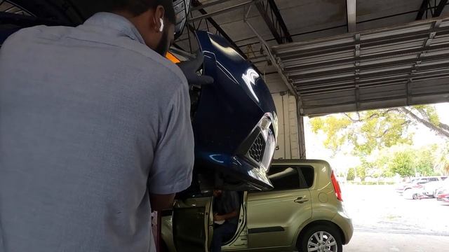 Replacing the washer reservoir tank on Nissan Altima смотреть онлайн