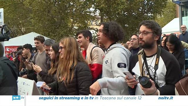 Comics, folla per Fabio De Luigi all'Astra e Max Pezzali al Teatro del Giglio смотреть онлайн