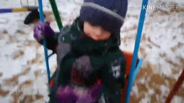 VLOG. Гуляли с мамой. Выпал не большой снежок детишки очень рады снегу.