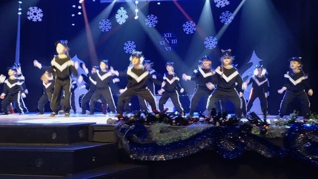 1000013337.mp4 Танец 90-х смотреть онлайн