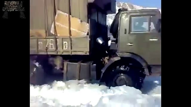 Грузовики Урал и КамАЗ через брод зимой. смотреть онлайн