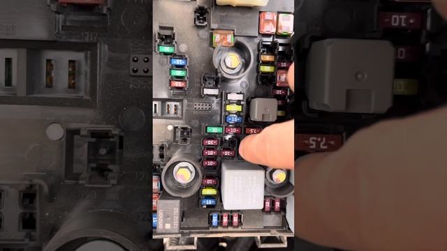 Замена предохранителя- моторчика омывателя! смотреть онлайн