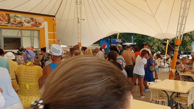 ПРОСТО ОХРЕНЕТЬ. ЧАС В ОЧЕРЕДИ ЗА ТАРЕЛКОЙ СУПА НА МОРЕ. КАБАРДИНКА 2022 смотреть онлайн