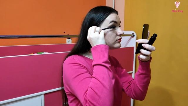 Алиса сильно хочет спать. Алиса проспала на занятия. Мама не может разбудить Алису. смотреть онлайн