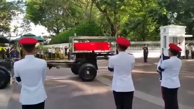 Mr Lee Kuan Yew's funeral procession leaving Istana's main gate смотреть онлайн