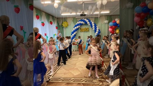 Выпускной бал группы "Ягодка". смотреть онлайн
