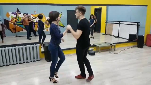 Уроки сальсы в Минске. Остановка, хамерлок, 360. Под счет. СашаИра смотреть онлайн