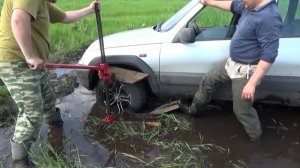 Как вытащить машину из болота. Засадил на пузо Шниву. Хайджек рулит.