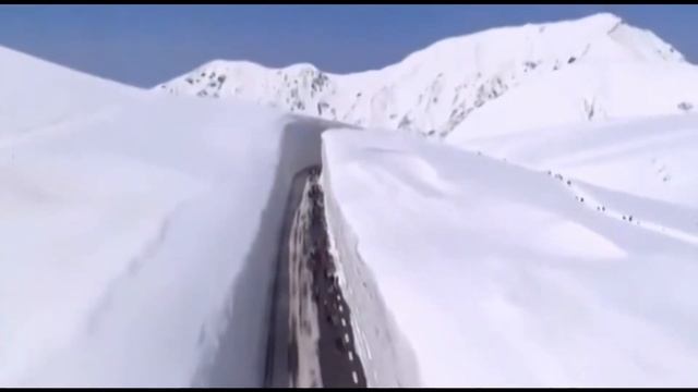 "КРЫША ЯПОНИИ" - САМАЯ СНЕЖНАЯ ДОРОГА В МИРЕ! смотреть онлайн