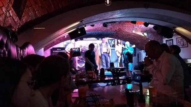 Быть в Питере и не посетить рок-клуба, для любителей рока не простительная ошибка. смотреть онлайн